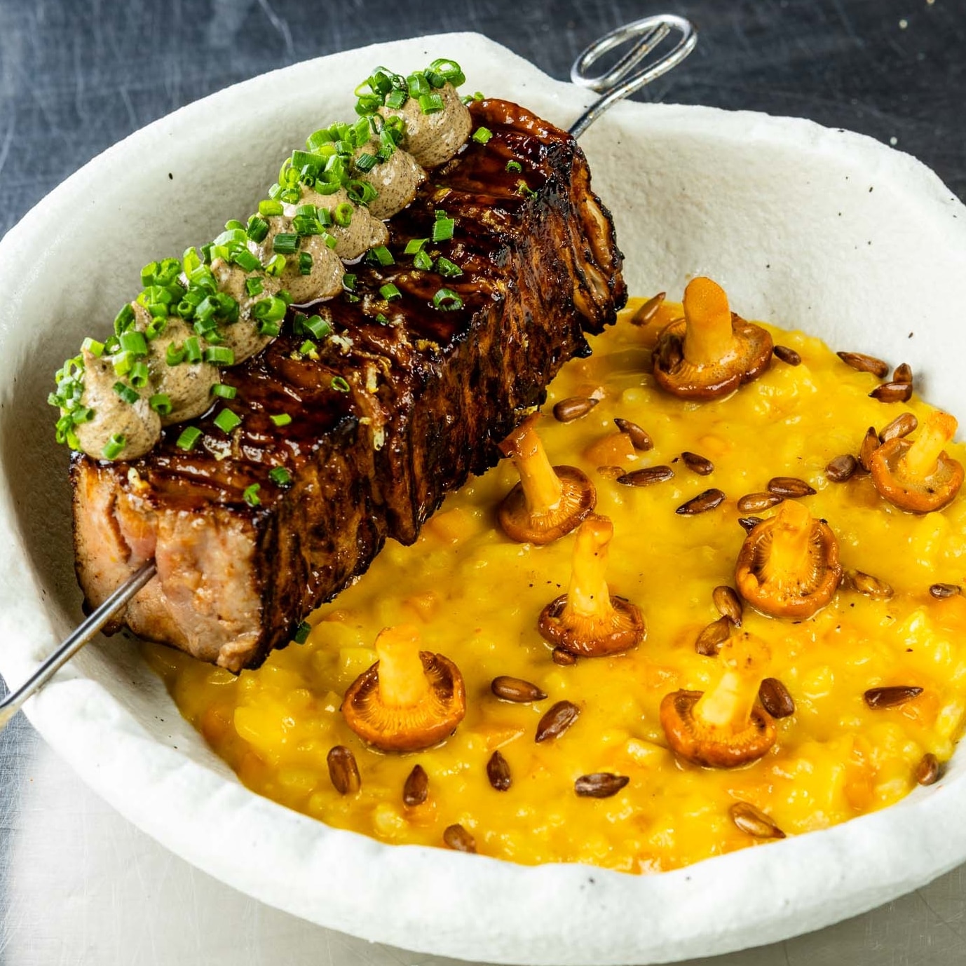 Vrstvený špíz z roštěnce s dýňovým rizotem a houbovou majonézou