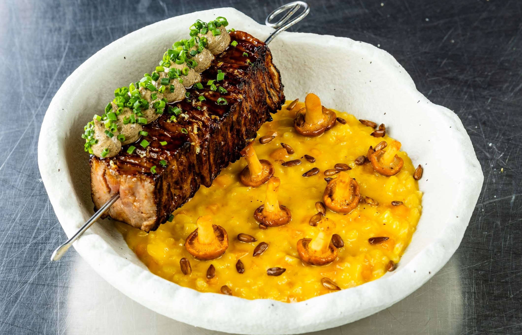 Vrstvený špíz z roštěnce s dýňovým rizotem a houbovou majonézou –  