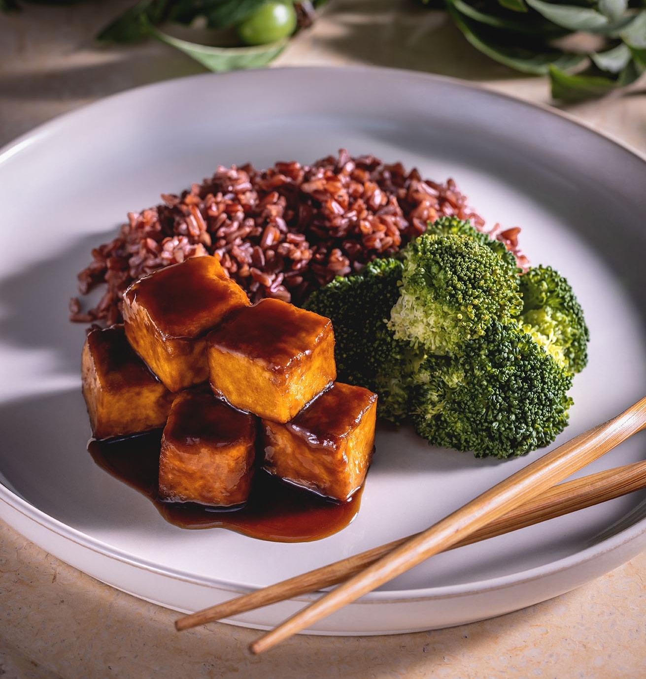 Do křupava pečené tofu s teriyaki omáčkou, brokolicí a hnědou rýží Do křupava pečené tofu s teriyaki omáčkou, brokolicí a hnědou rýží