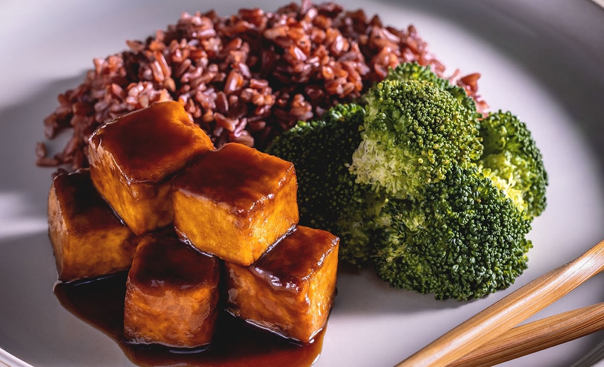 Do křupava pečené tofu s teriyaki omáčkou, brokolicí a hnědou rýží –  