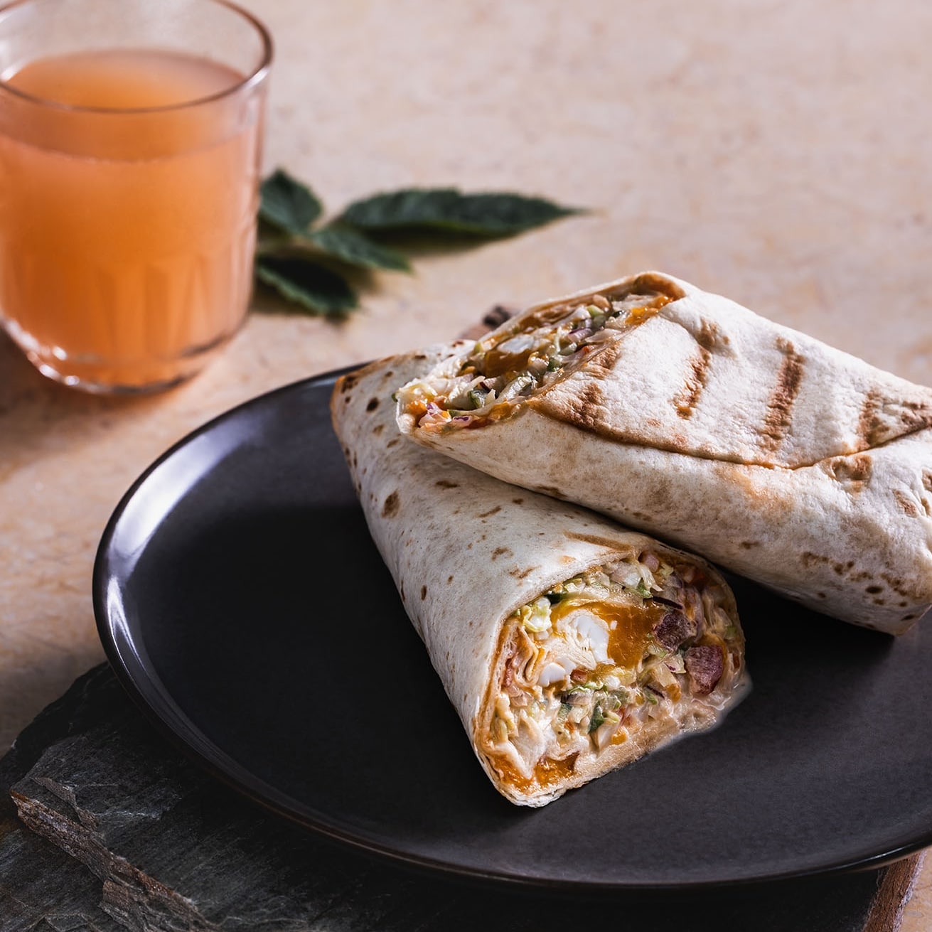 Tortilla plněna krabími nudličkami