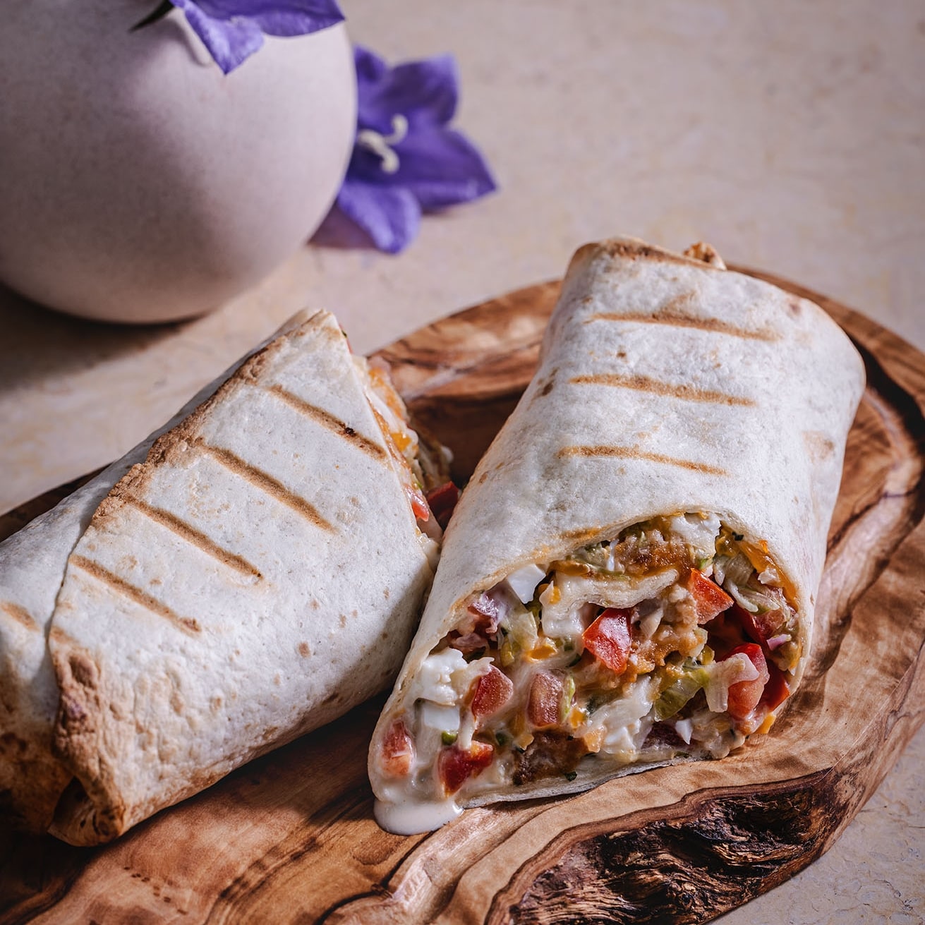 Tortilla plněna zeleninou a rybími prsty Tortilla plněna zeleninou a rybími prsty