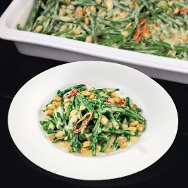 Karí ze zelených fazolových lusků s cizrnou a kokosovým mlékem