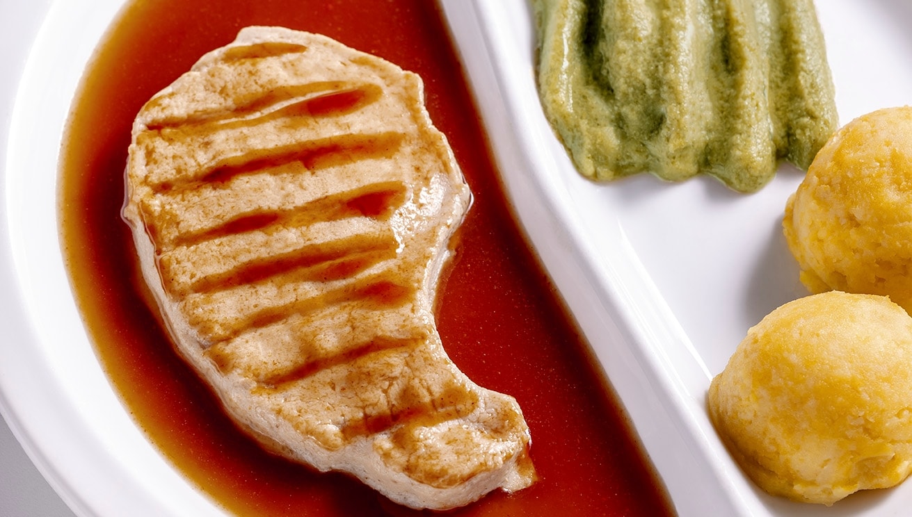 Vepřová kotleta s fazolkami a šťouchanými brambory –  