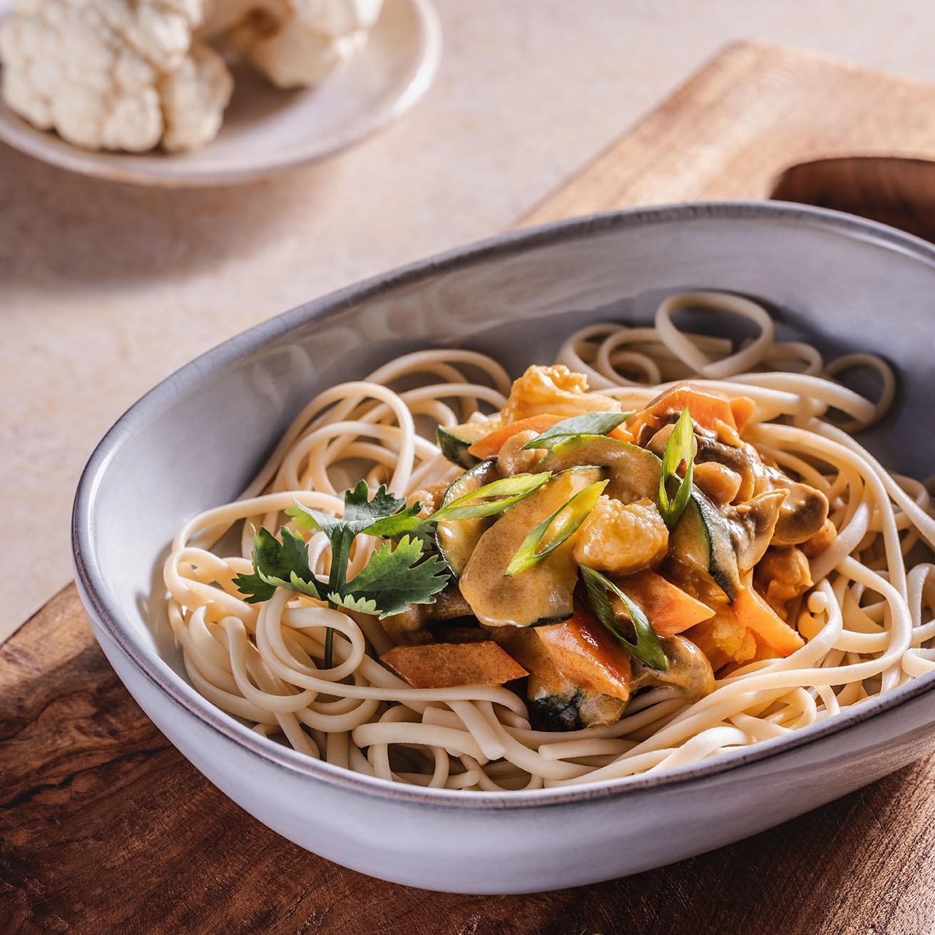 Zelenina v žlutém kari s nudlemi