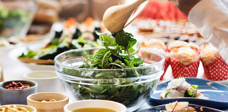 Čerstvý salát po celou dobu akce