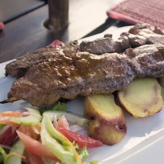 Anticuchos - peruánské pouliční jídlo  Anticuchos - peruánské pouliční jídlo