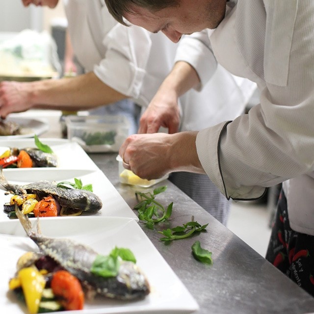 Jak na zdobení a dekorování jídla: Tyto pomůcky musíte mít ve své kuchyni 