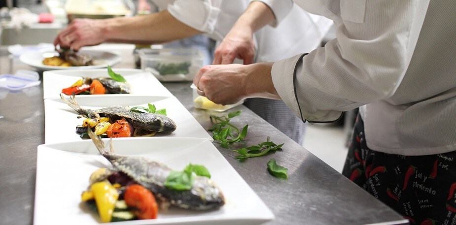 Jak na zdobení a dekorování jídla: Tyto pomůcky musíte mít ve své kuchyni 