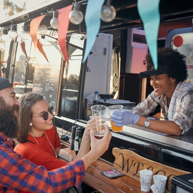 Popularita food trucků stále roste! Proč jsou tak oblíbené? 