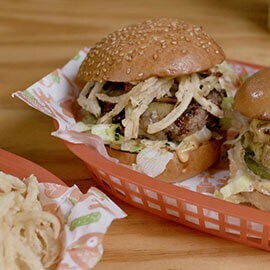Burgery & více Burgery & více